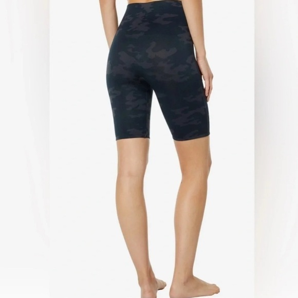 NWT SPANX XS LOOK AT ME NOW LAMN Bike Short
Black Camo Fitted Shapewear MSRP $58 - Picture 2 of 10